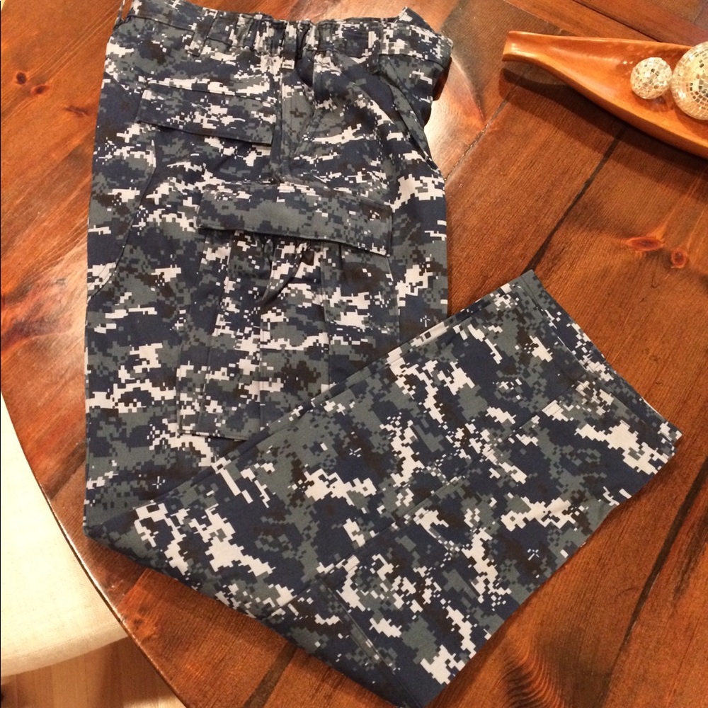 Men’s US Navy camo cargo pants